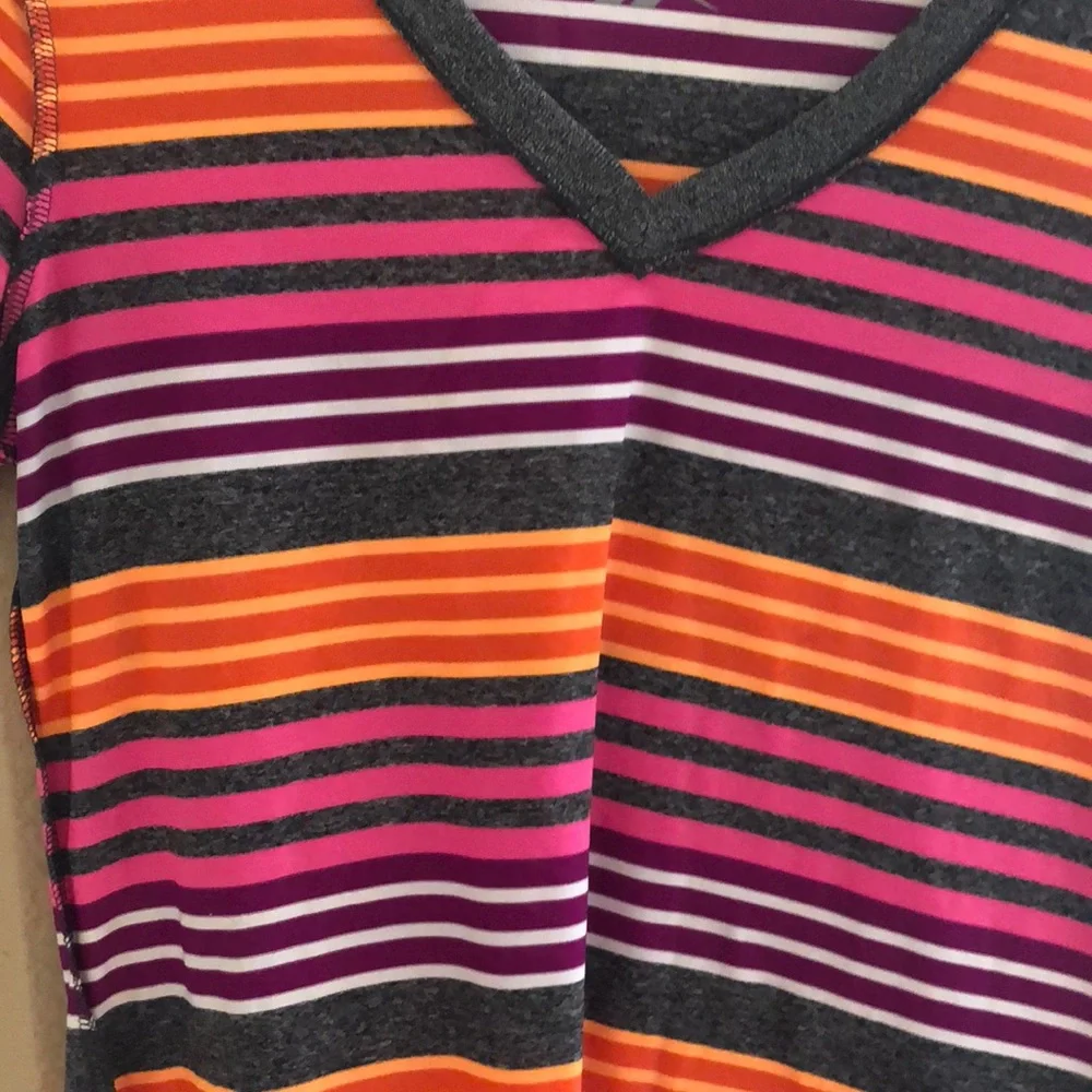 Reebok dri fit  women’s tops V- neck - Picture 3 of 3